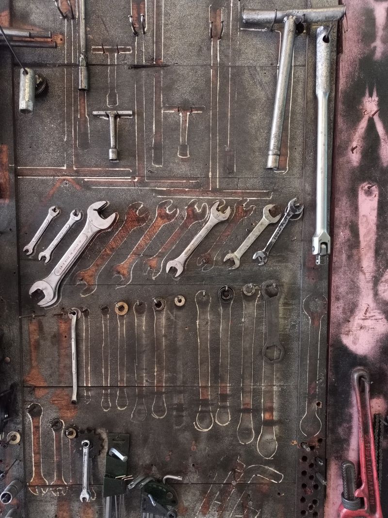 壁に掛けられた工具の数々